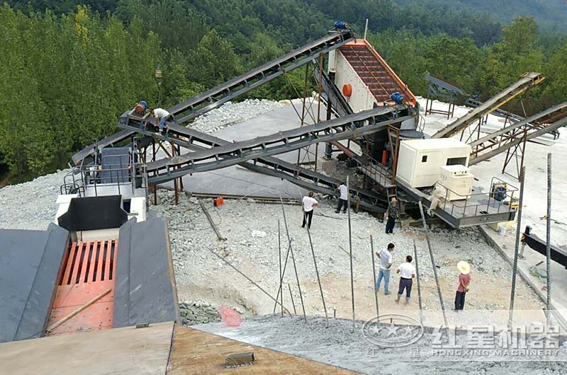 石頭移動碎石機作業(yè)現場圖